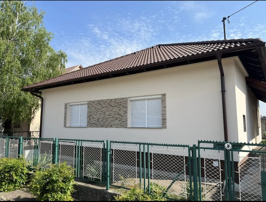 Felújított homlokzat dekoratív kőburkolattal — Reiter Milán referencia