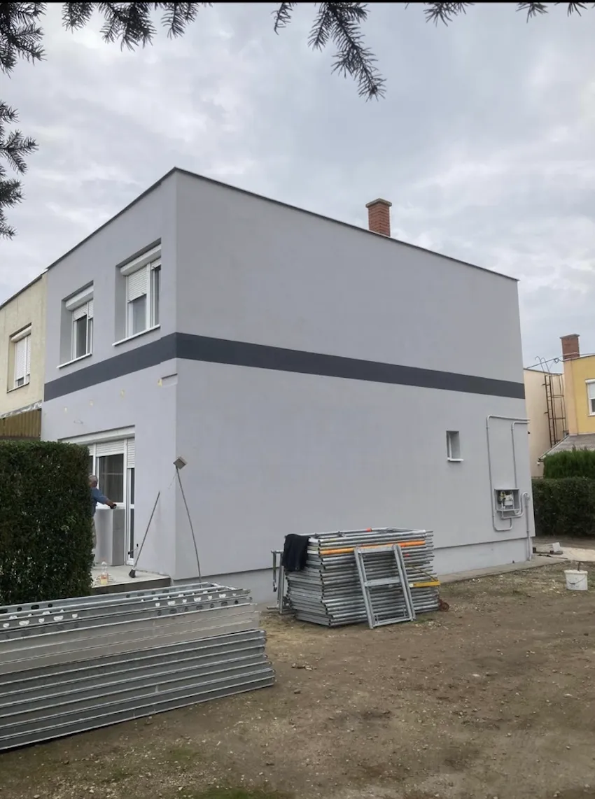 Befejezett szürke homlokzat frissen, állványok bontása előtt
