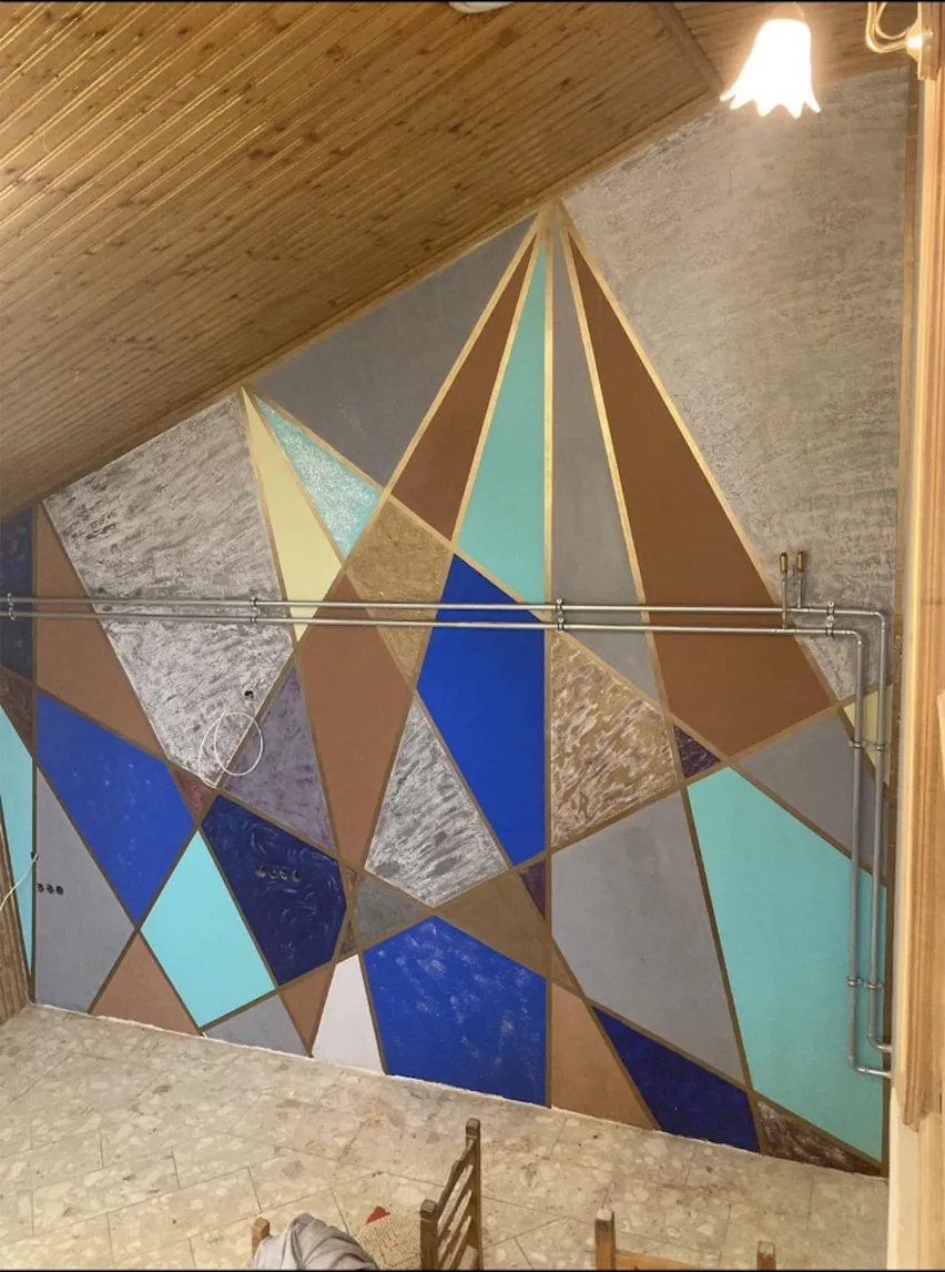 Egyedi geometrikus dekoratív falfestés mansárdszobában — Reiter Milán
